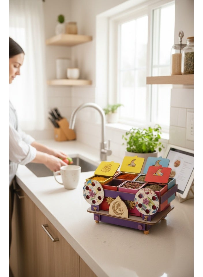 رف توابل خشبي مزخرف لرمضان، مزود بأربعة مرطبانات، لتنظيم الأعشاب والتوابل وتخزينها على سطح الطاولة. - Image 3